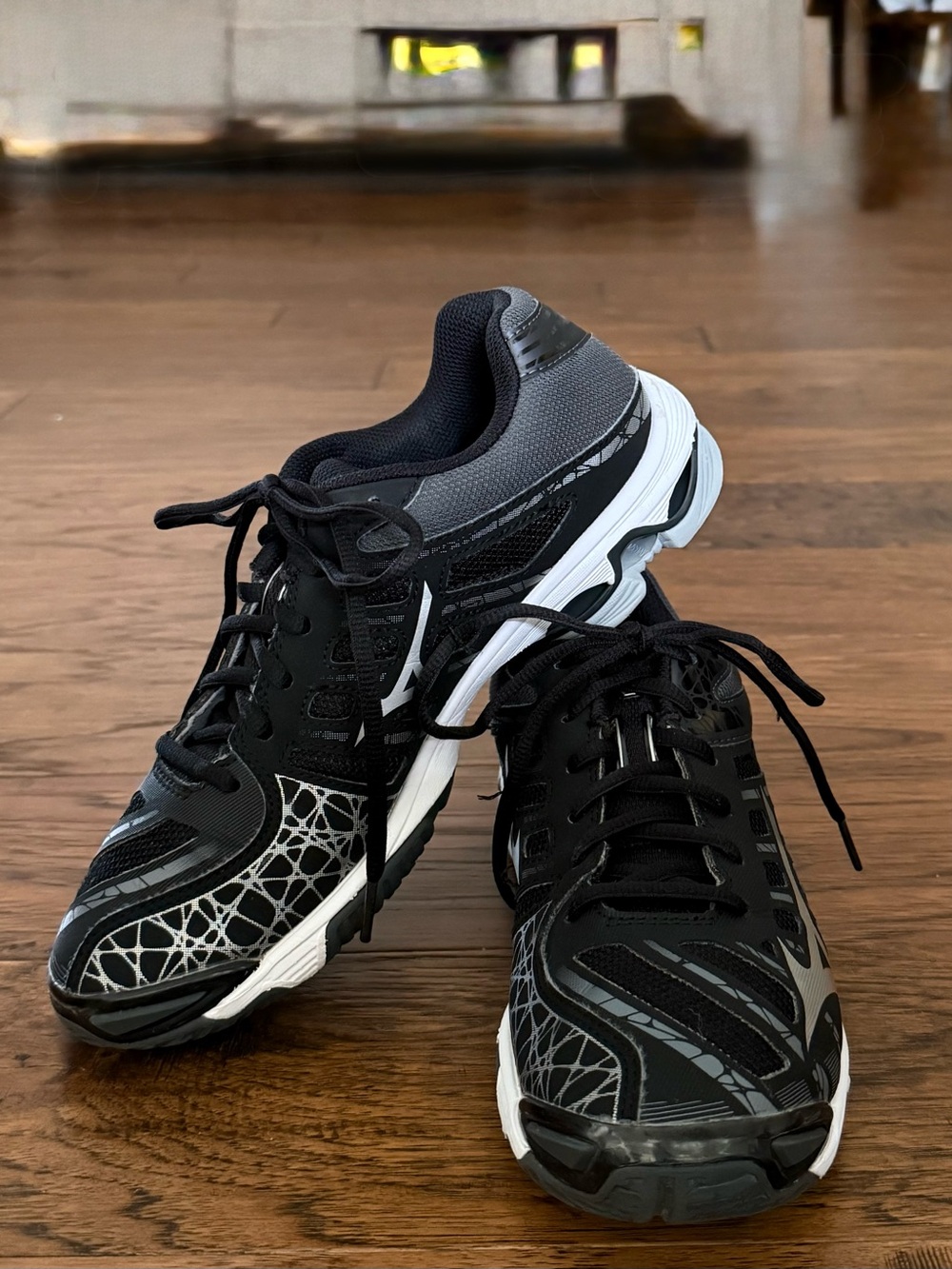 Mizuno Wave Voltage Volleyball Court Shoes Women's 8.5 Black Silver Lightweight